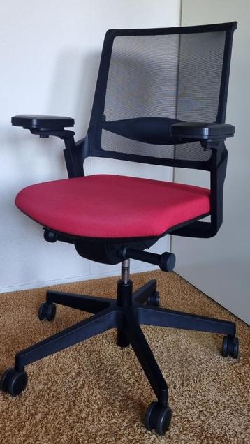 Moderne ergonomische bureaustoel (zwart met rode zitting) beschikbaar voor biedingen