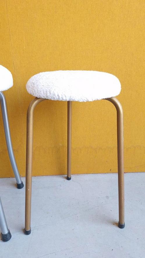 Vintage krukje, stalen pootjes, teddy stoffering, ronde zit, Huis en Inrichting, Krukjes, Gebruikt, Staal, Ophalen of Verzenden