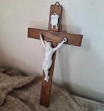 Kruisbeeld Biscuit Porselein op Hout - 26cm, Ophalen of Verzenden