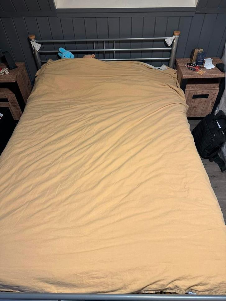 Stoer ijzeren twijfelaar inclusief lattenbodem en matras, Huis en Inrichting, Slaapkamer | Bedden, Gebruikt, Twijfelaar, 140 cm