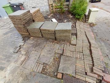 Grindtegels 50x50 (40 stuks) en 60x40 (13 stuks) GRATIS beschikbaar voor biedingen
