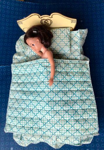 Vintage Sindy bed met beddengoed (excl. pop) beschikbaar voor biedingen