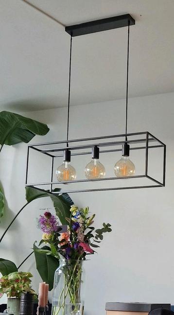 Stijlvolle hanglamp boven eettafel beschikbaar voor biedingen