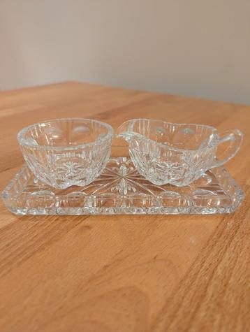 Vintage kristallen melk- en suikerpotset met dienblad beschikbaar voor biedingen