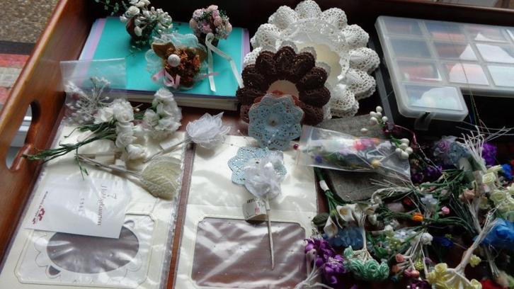 Grote hoeveelheid bloemetjes, papier en garen, Hobby en Vrije tijd, Knutselen, Zo goed als nieuw, Materiaal, Ophalen of Verzenden