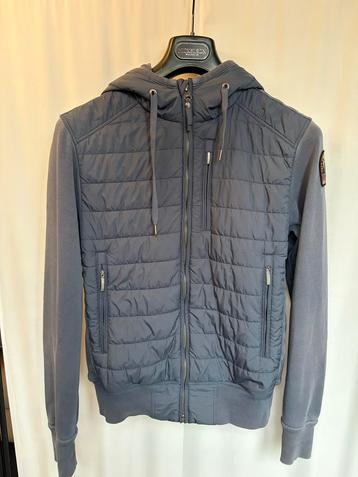 Parajumpers tussen jas beschikbaar voor biedingen