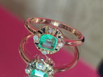 Antieke gouden ring met smaragd en diamanten  beschikbaar voor biedingen