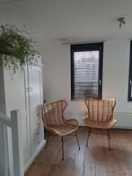 2 Rotan Stoelen met Metalen Poten, Ophalen, Zo goed als nieuw, Bruin, Twee