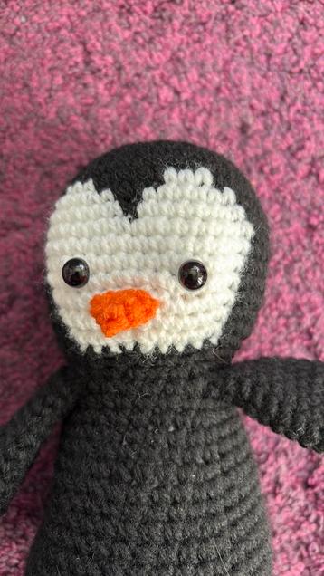 Zwarte pinguin gehaakt beschikbaar voor biedingen