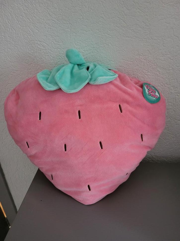 Aardbei kussen knuffel 4 euro, Kinderen en Baby's, Speelgoed | Knuffels en Pluche, Zo goed als nieuw, Overige typen, Ophalen of Verzenden