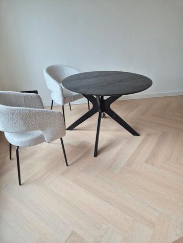 Prachtige ronde eettafel
120cm diameter
Zwart eiken beschikbaar voor biedingen