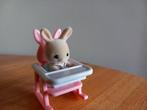 Sylvanian families babykonijn/roze kinderstoel, Verzamelen, Ophalen of Verzenden, Zo goed als nieuw, Poppenhuis