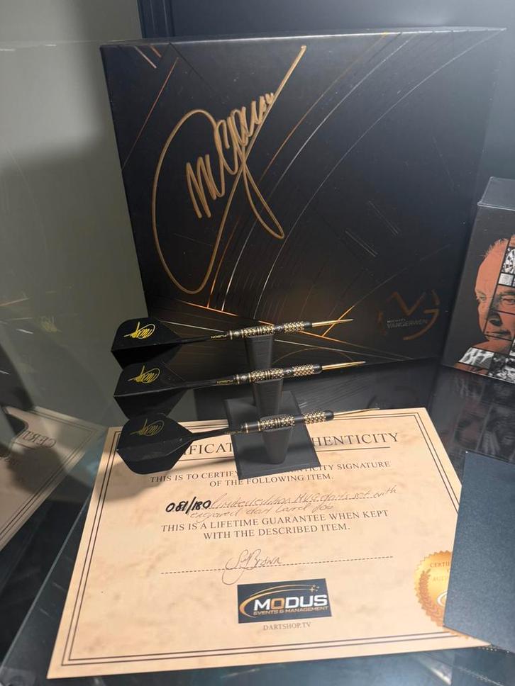 Limited edition Michael van Gerwen set 81/180, Sport en Fitness, Darts, Zo goed als nieuw, Pijlen, Ophalen