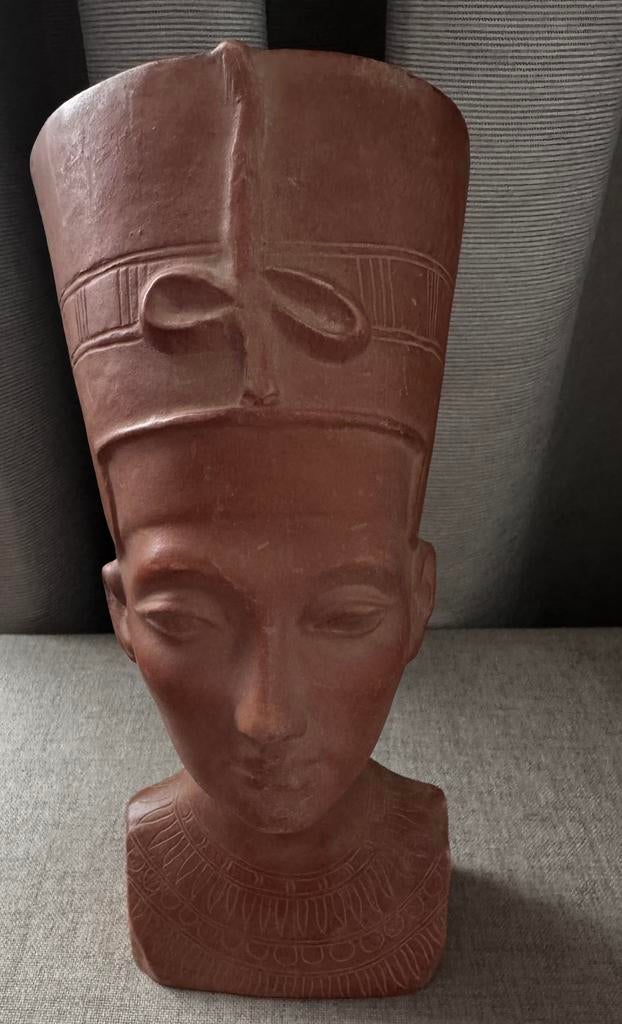 Buste Koningin Nefertiti – Terracotta – Louvre stempel  33cm, Ophalen of Verzenden