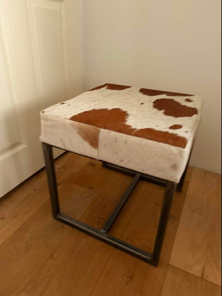 Nooit gebruikt. Vierkant metalen krukje koeienhuid., Ophalen, Minder dan 45 cm, Minder dan 55 cm, Metaal of Aluminium