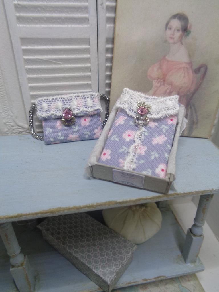 Schattige blouse met tas...Poppenhuis 1:12.. (Nr W25 ), Ophalen of Verzenden, Nieuw, Poppenhuis