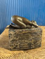 Bronzen beeld van naakte vrouw op marmeren sokkel, Antiek en Kunst, Ophalen of Verzenden