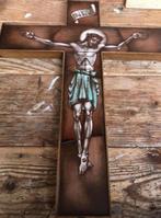 Kruisbeeld Jezus van opaalglas (43 x 33 cm, antiek), Verzamelen, Religie, Ophalen of Verzenden, Gebruikt, Beeld(je), Christendom | Katholiek