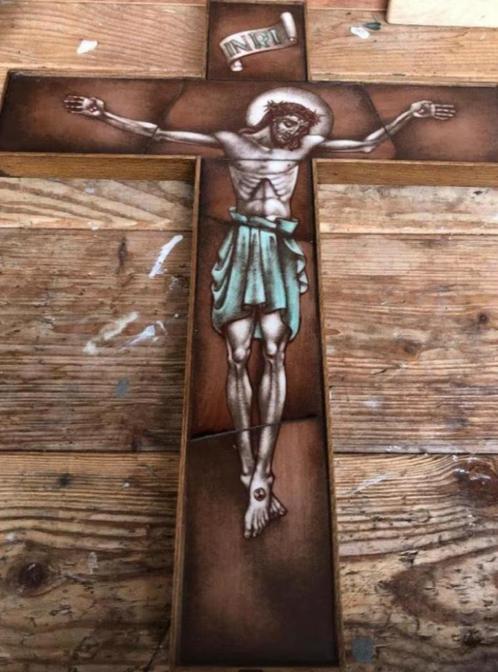 Kruisbeeld Jezus van opaalglas (43 x 33 cm, antiek), Verzamelen, Religie, Gebruikt, Christendom | Katholiek, Beeld(je), Ophalen of Verzenden