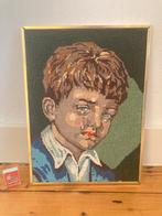 Verdrietig jongetje geborduurd in kitsch goudkleurig lijstje, Minder dan 50 cm, Gebruikt, Ophalen of Verzenden, Schilderij