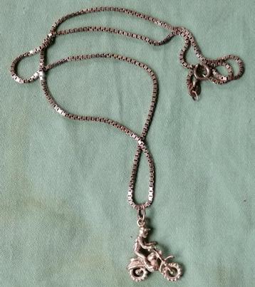 Zilveren hanger Motor rijder op stunt motor aan ketting. beschikbaar voor biedingen