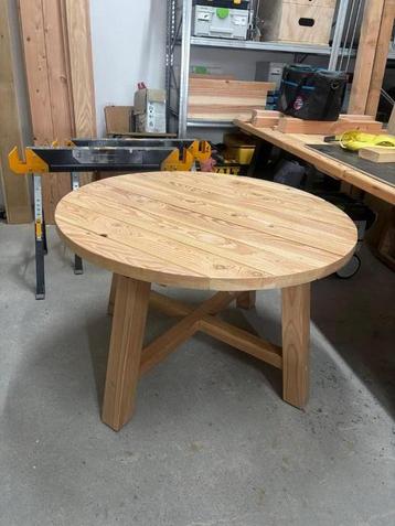 Douglas tuintafel rond beschikbaar voor biedingen