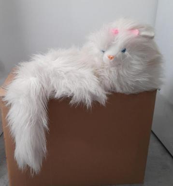 Knuffel Poes met roze strik. Ook ter decoratie op de bank 