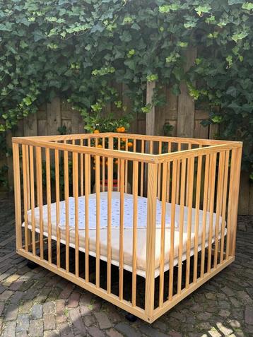 Houten Babybox met Wieltjes beschikbaar voor biedingen
