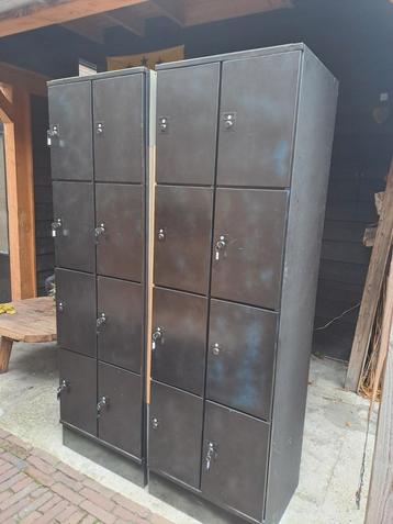 2 metalen lockerkasten met ieder 8 kluisjes beschikbaar voor biedingen