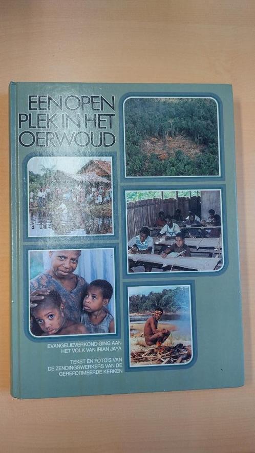 Een open plek in het oerwoud [237], Boeken, Overige Boeken, Gelezen, Ophalen of Verzenden