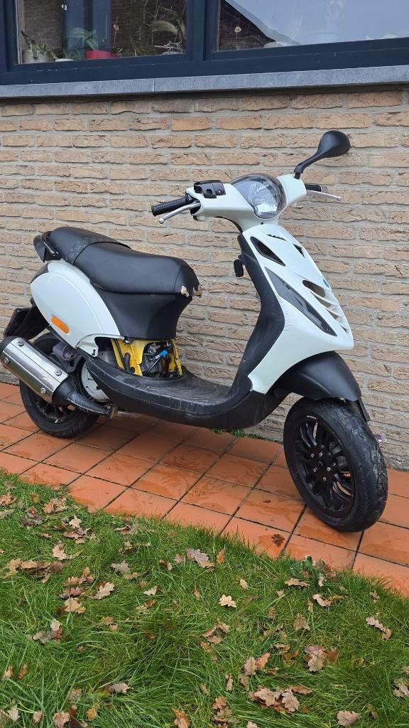 Piaggio zip 172 stage 1  (scooter staat op brommer kenteken), Fietsen en Brommers, Scooters | Piaggio, Gebruikt, Zip, Maximaal 45 km/u