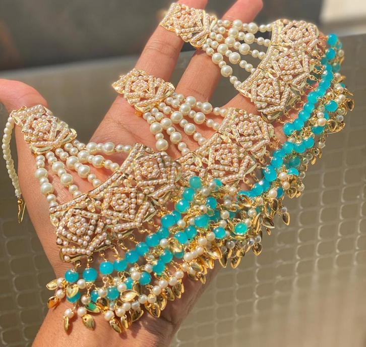 Nieuw Indiase 2-delig Indiase set oorbellen en tikka, Sieraden, Tassen en Uiterlijk, Kettingen, Nieuw, Overige materialen, Goud