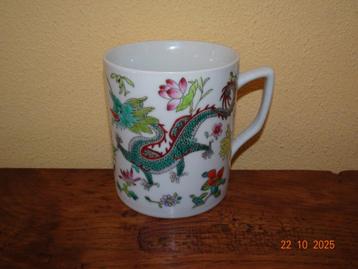 Grote Chinese mok met kleurrijke afbeelding beschikbaar voor biedingen