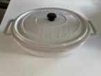 Gusta Ovenschaal maxi wit met zwarte knop aardewerk, Huis en Inrichting, Keuken | Potten en Pannen, Ophalen of Verzenden, Nieuw