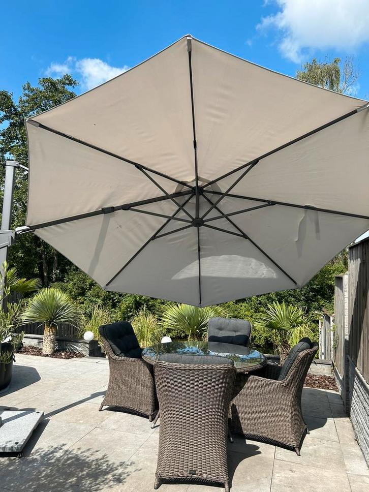 Hawaii zweefparasol met beschermhoes en 90 kg granieten voet, Tuin en Terras, Parasols, Zo goed als nieuw, Zweefparasol, 3 tot 4 meter