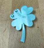 Broche klavertje vier, Sieraden, Tassen en Uiterlijk, Broches, Overige materialen, 4 tot 7 cm, Blauw, Nieuw