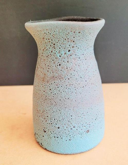 Handwerk mintgroen aardewerk/keramiek vaasje, Huis en Inrichting, Woonaccessoires | Vazen, Zo goed als nieuw, Groen, Minder dan 50 cm