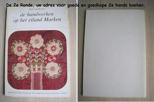 1148 - De handwerken van het eiland Marken - Maria v Hemert, Boeken, Hobby en Vrije tijd, Zo goed als nieuw, Borduren en Naaien