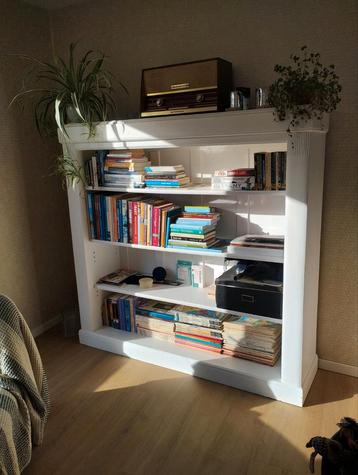 Boekenkast beschikbaar voor biedingen