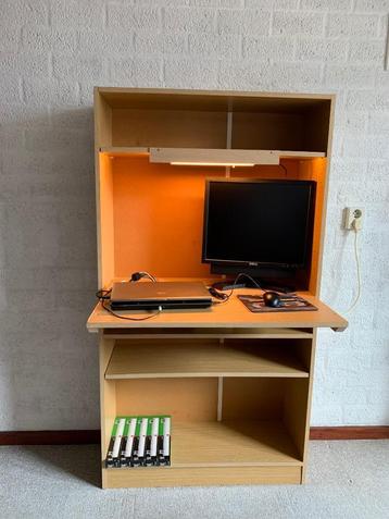 Computermeubel met verlichting (zonder computerapparatuur) beschikbaar voor biedingen