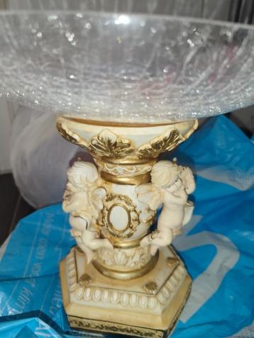 Engelen beeld met schaal  beschikbaar voor biedingen