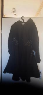 Zwarte dames jas met aparte details en ruime capuchon mt XL, Kleding | Dames, Jassen | Winter, Ophalen of Verzenden, Zo goed als nieuw