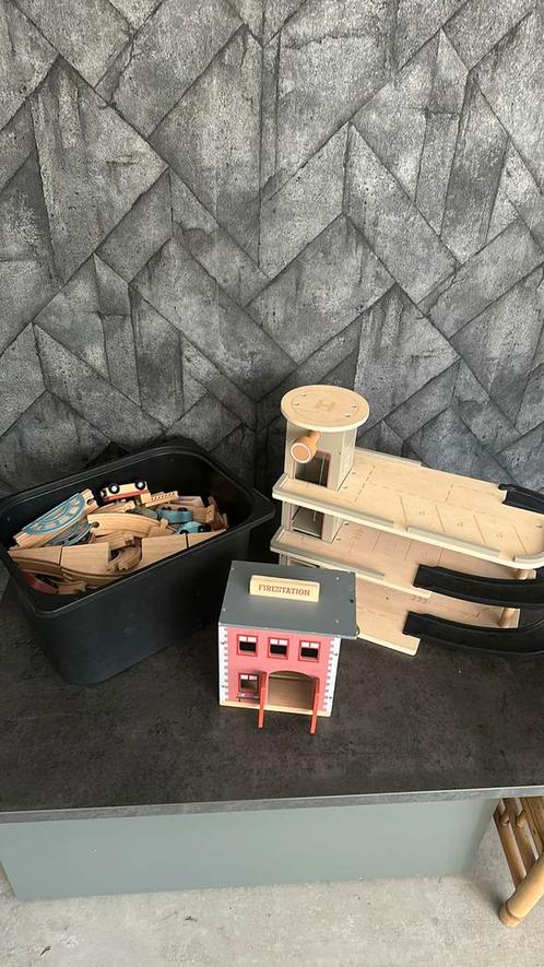 Little Dutch houten treinbaan met garage en brandweerkazerne, Kinderen en Baby's, Speelgoed | Houten speelgoed, Gebruikt, Overige typen