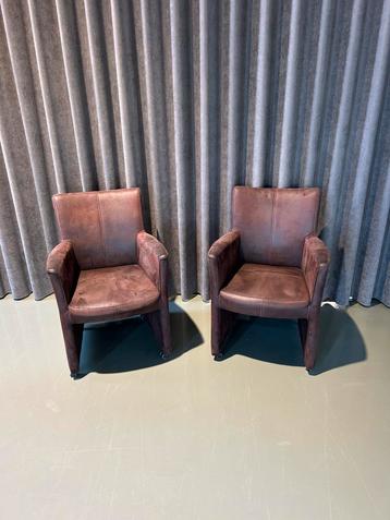 2 stoelen op wieltjes beschikbaar voor biedingen