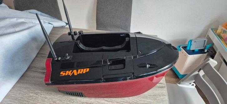 Skarp voerboot met fishfinder en afstandbediening, Watersport en Boten, Hengelsport | Karpervissen, Zo goed als nieuw, Ophalen
