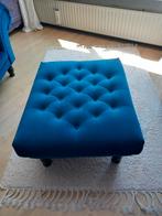 Super mooie hocker, blauw velvet, gecapitonneerd, Huis en Inrichting, Banken | Voetenbanken en Poefen, Ophalen, Zo goed als nieuw