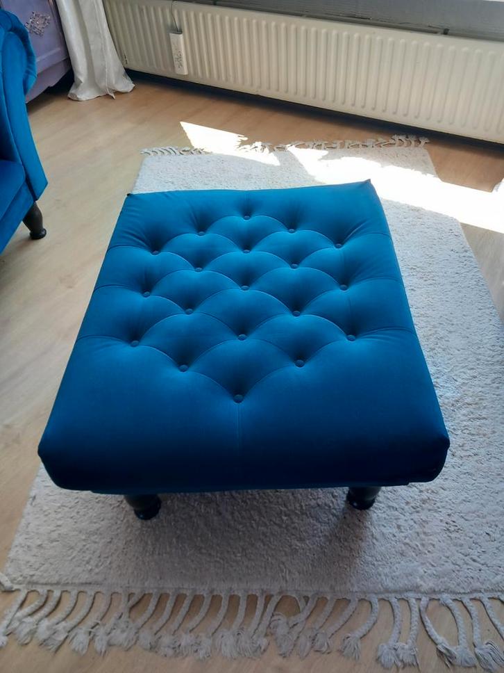 Super mooie hocker, poef, blauw velvet, gecapitonneerd, Huis en Inrichting, Banken | Voetenbanken en Poefen, Zo goed als nieuw