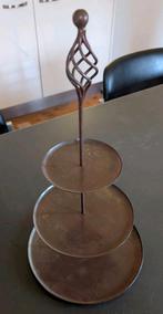 Bruin metalen etagere met open gewerkte sierknop, Ophalen of Verzenden, Zo goed als nieuw