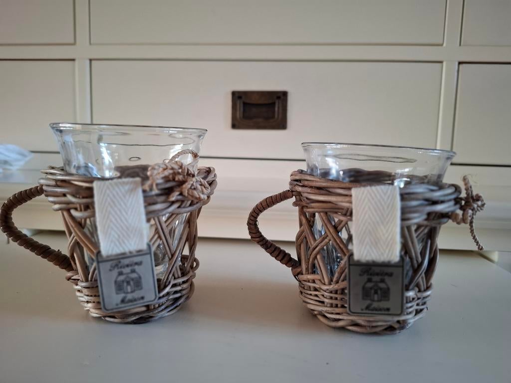 2 Rivièra Maison koffie/thee glazen in riet/bamboe houder, Ophalen of Verzenden, Glas, Overige stijlen, Glas of Glazen