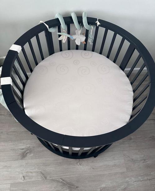 Europe Baby Circa Ronde Box | zwart, Kinderen en Baby's, Boxen, Zo goed als nieuw, Rond, In hoogte verstelbaar, Boxkleed, Wieltjes
